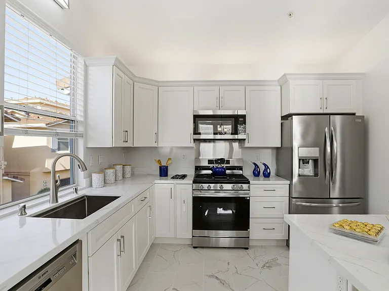 558 Manhattan Pl — Photo 16