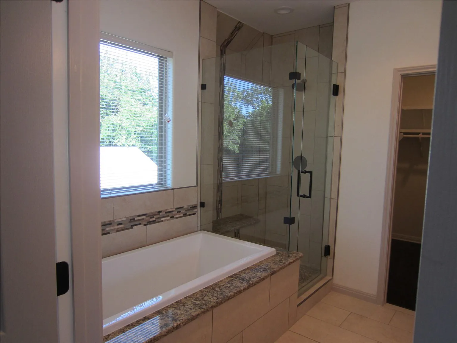 3 bed, 3.0 bath, 1652 sqft, $3,900 — Photo 4