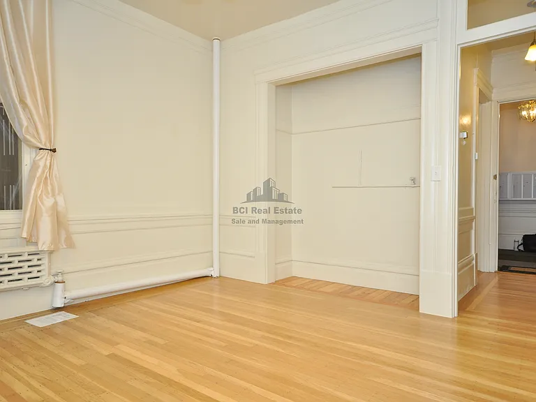 952 Powell St #12 — Photo 1