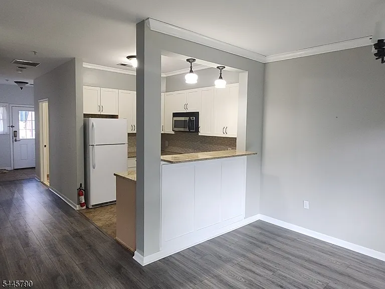10 Maple Cres #13 — Photo 15