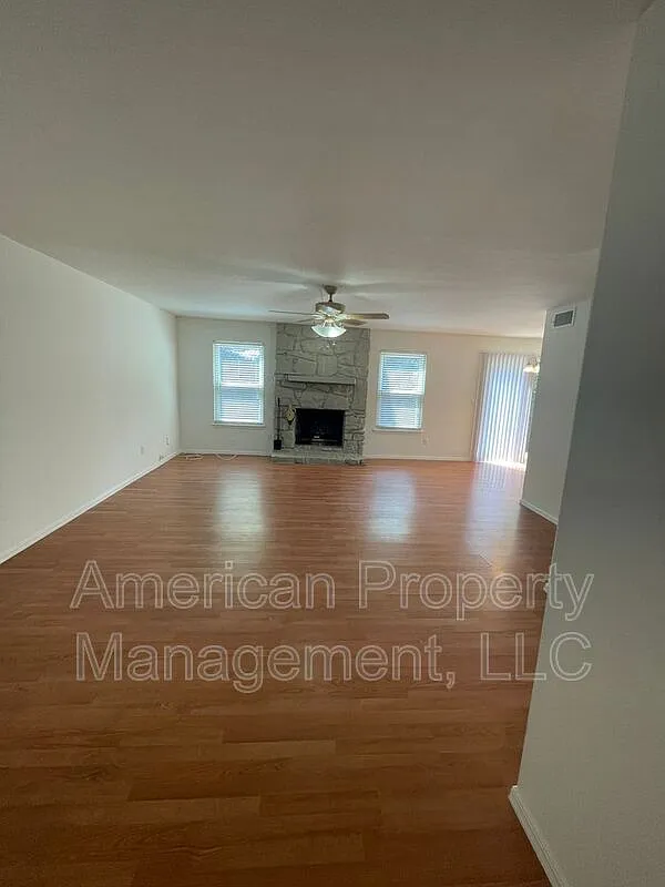 3 bed, 1.5 bath, 1380 sqft, $1,700 — Photo 2