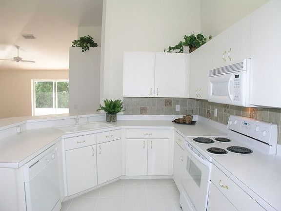 Large Kitchen with Bar