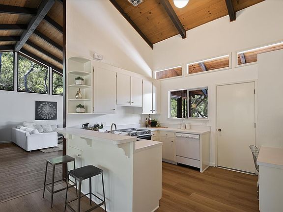 4th image of 8 Orchard St