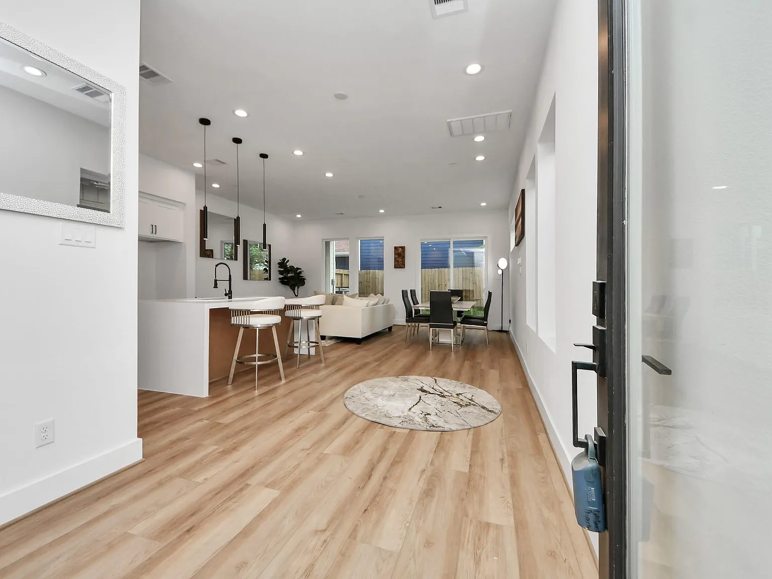 3 bed, 3.5 bath, 2028 sqft, $3,400 — Photo 3