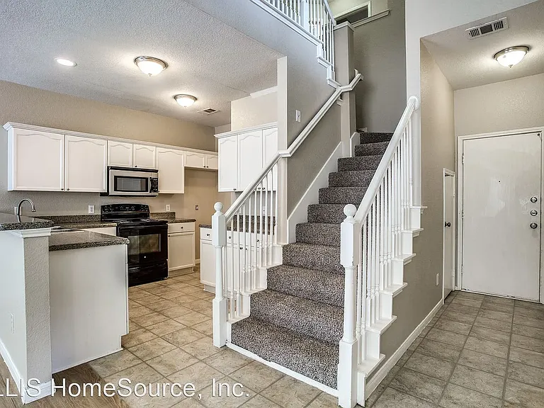1512 Park Lane Dr — Photo 3
