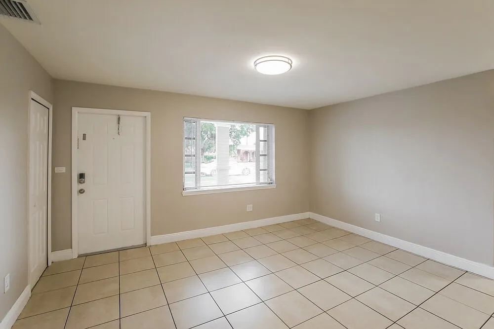 3 bed, 2.5 bath, 1910 sqft, $3,030 — Photo 3