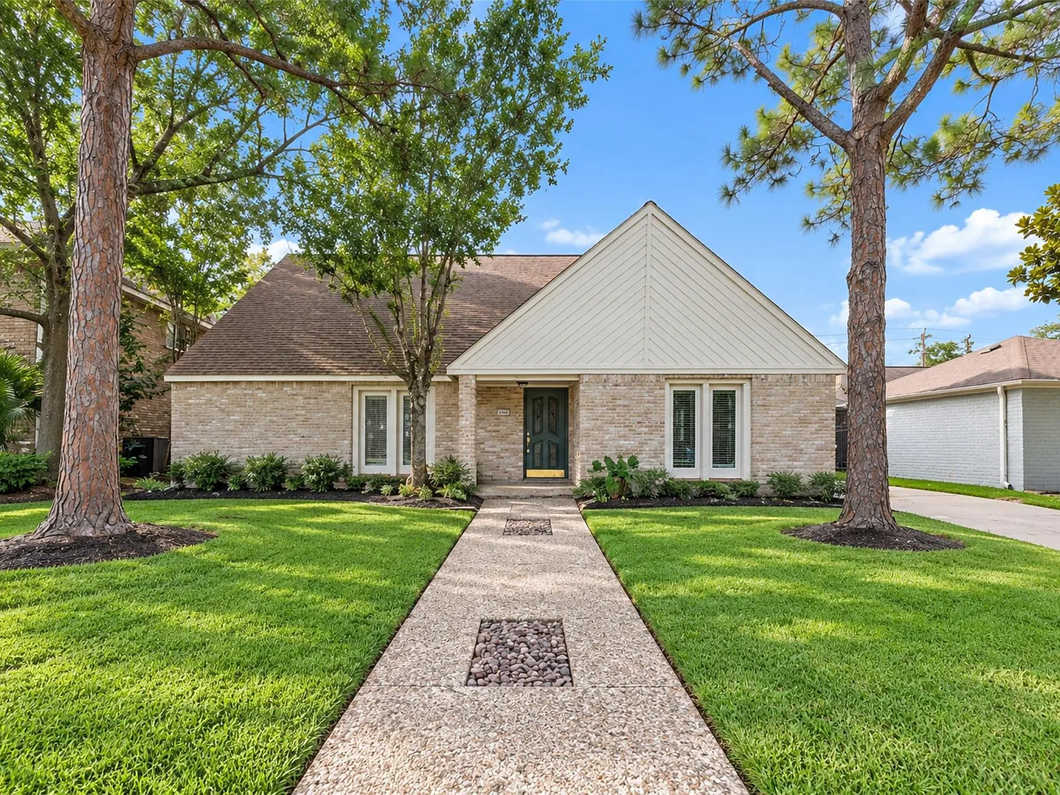 4 bed, 2.5 bath, 2628 sqft, $2,600 — Photo 2