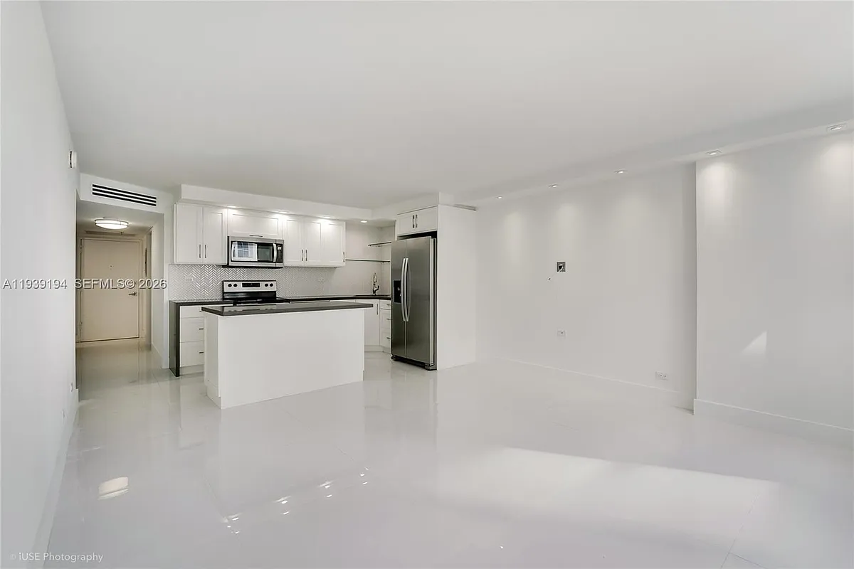 Building Photo - 6039 Collins Ave #1222