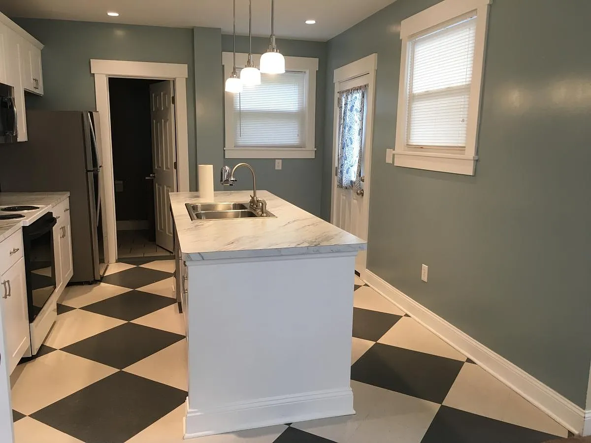 2358 Gladstone Avenue — Photo 4