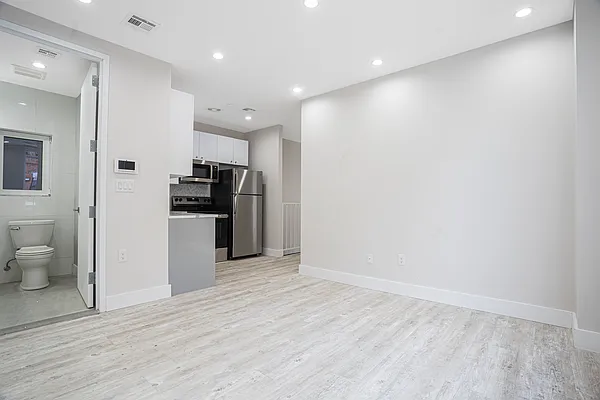 Rented by Skyhigh Realty NYC LLC | media 13