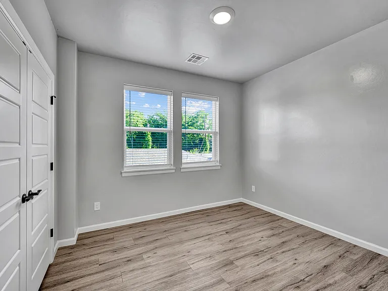 1138 N Blackwelder Ave — Photo 12