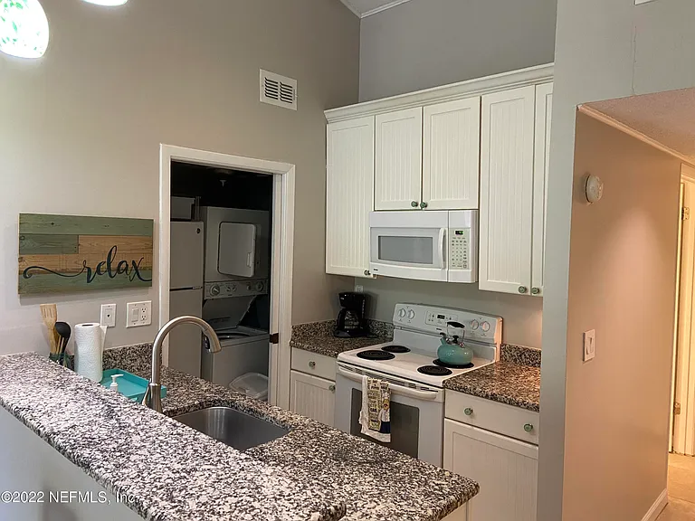 667 Summer Pl — Photo 5