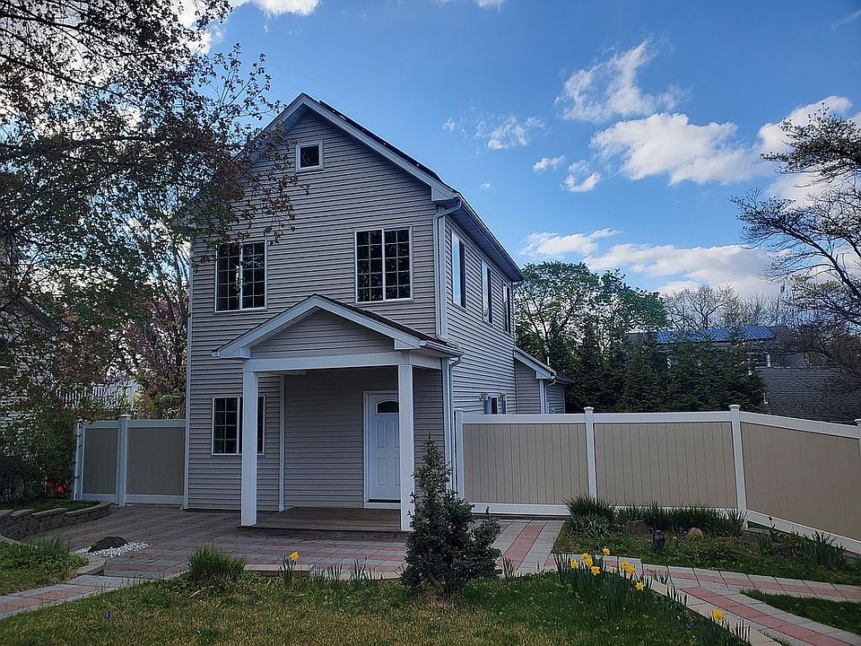1st image of 216 Catherine St