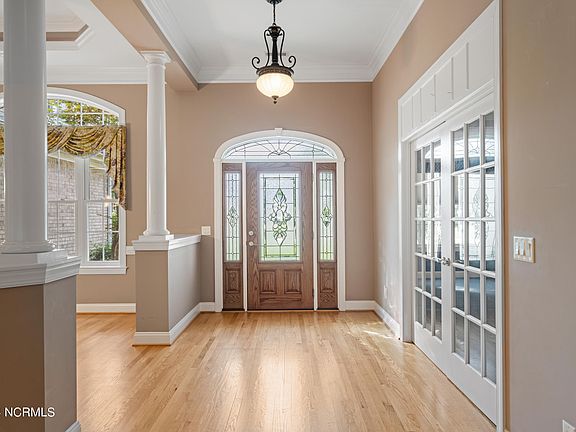 3rd image of 3265 St James Drive SE