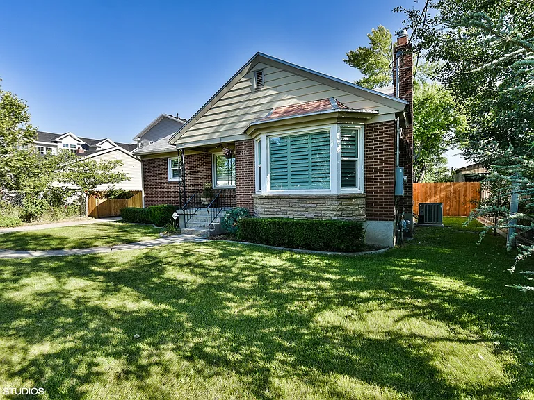 652 E Locust St — Photo 3