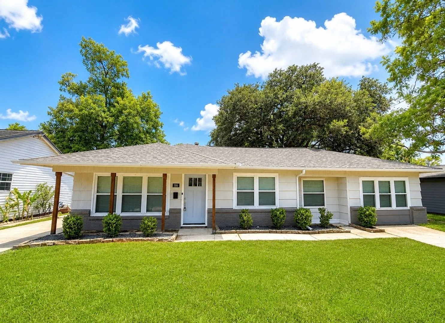 Stunning Recently Remodeled (from the studs out) 3/1/2 Home in Lake Jackson — Photo 1