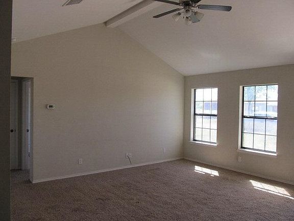 4th image of 2220 Woodlawn Dr