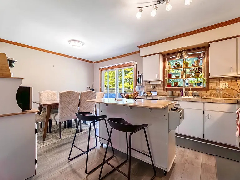 361 Lyons Dr — Photo 4