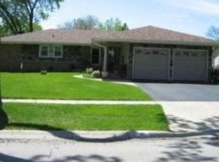 81 Keswick Rd, Elk Grove Village, IL 60007