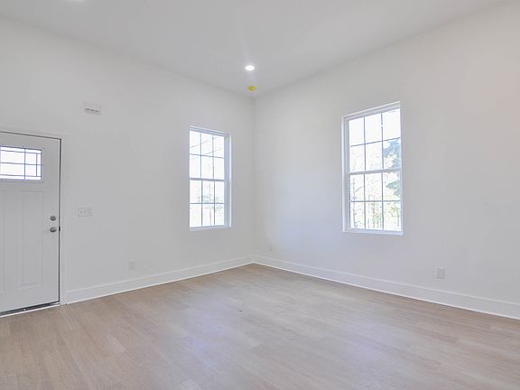 3rd image of 3907 Lamar St