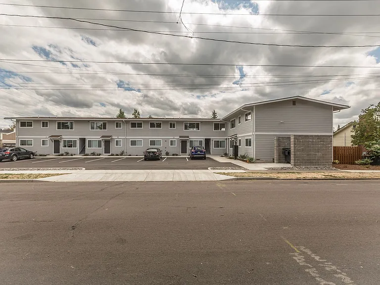 Gladstone Commons — Photo 4