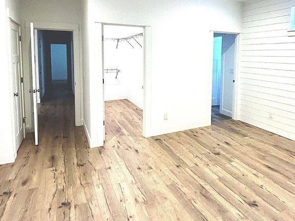 3rd image of 1005 E Horse Back Trl