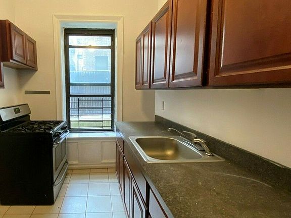 4th image of 901 Washington Ave APT 1D