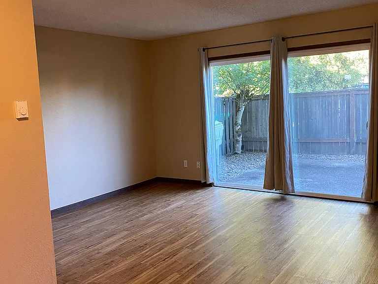 17259 SW Merlo Rd — Photo 3