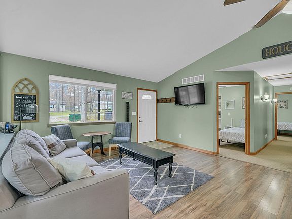 3rd image of 125 Whitebirch Dr