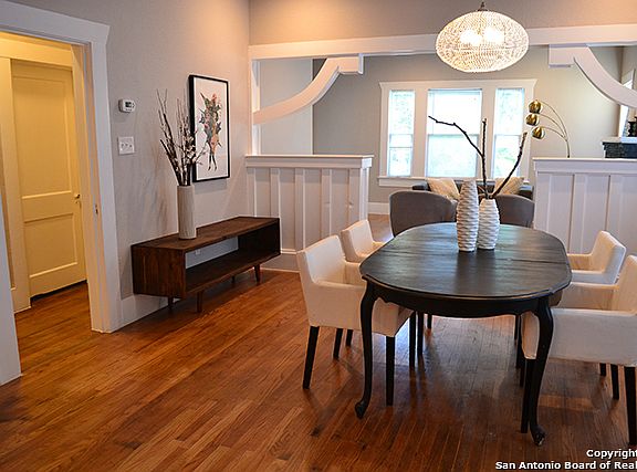 3rd image of 209 Queen Anne Ct