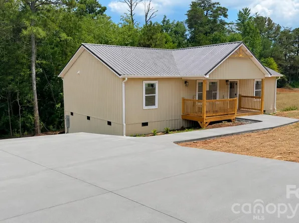 2033 Bailey Dr, Hickory, NC 28601