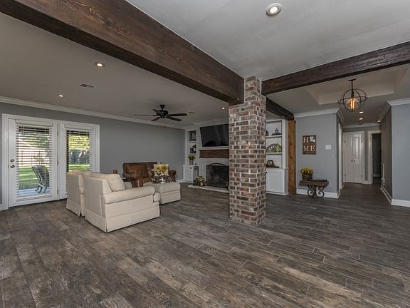 4th image of 413 Robinhood Cir