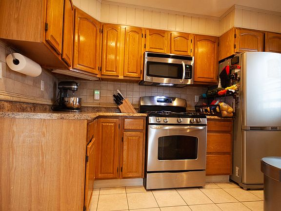 4th image of 36 E 8th St