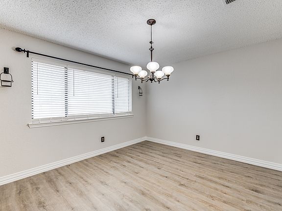 5th image of 2653 Berkshire Ln