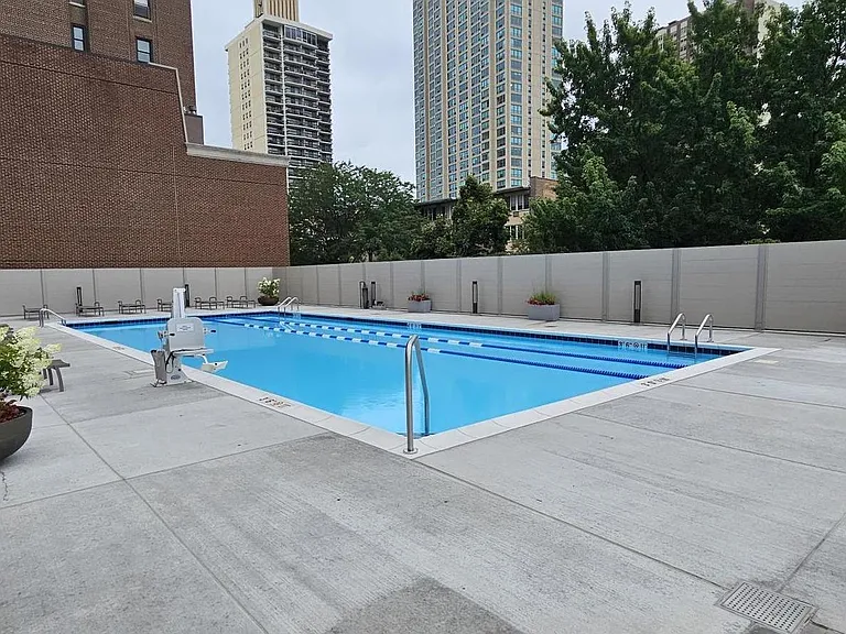 555 W Cornelia Ave #2009 — Photo 11