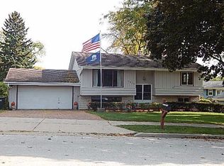 1915 Sunnyside Dr, Waukesha, WI 53186