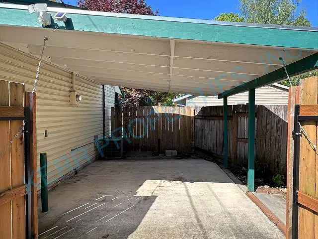 635 SE Juniper Ct E — Photo 19