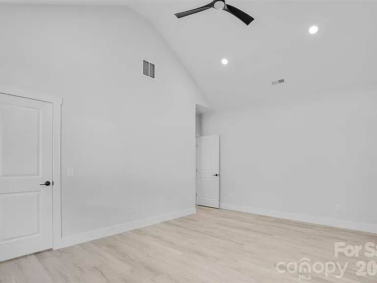 3425 Mission Dr — Photo 2