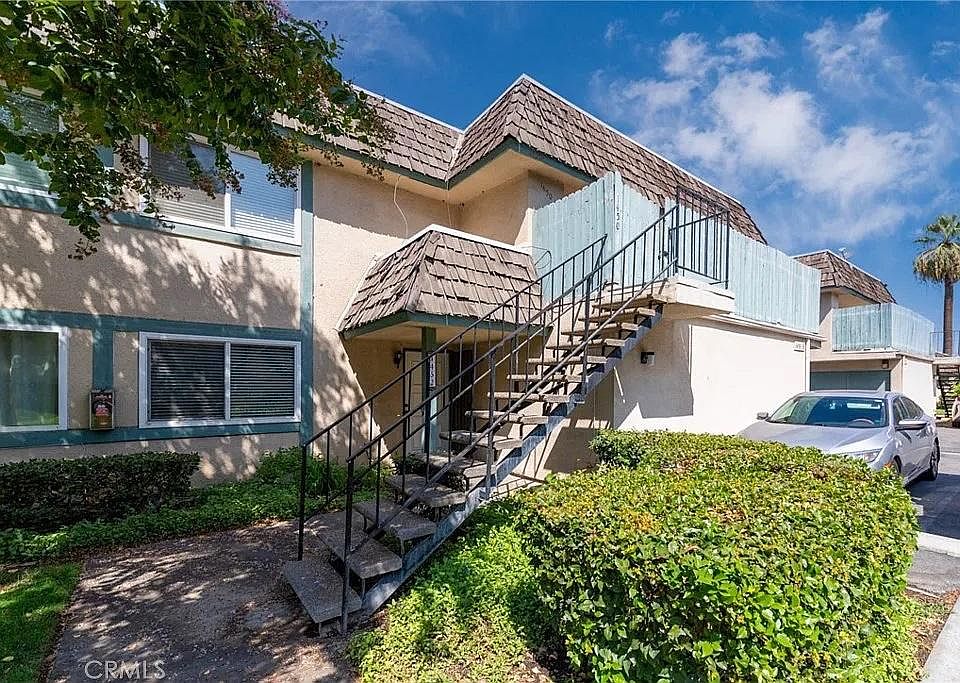 Upper Unit with no one above or below