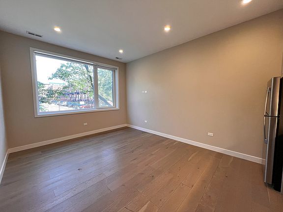 4th image of 957 W Grace St #102