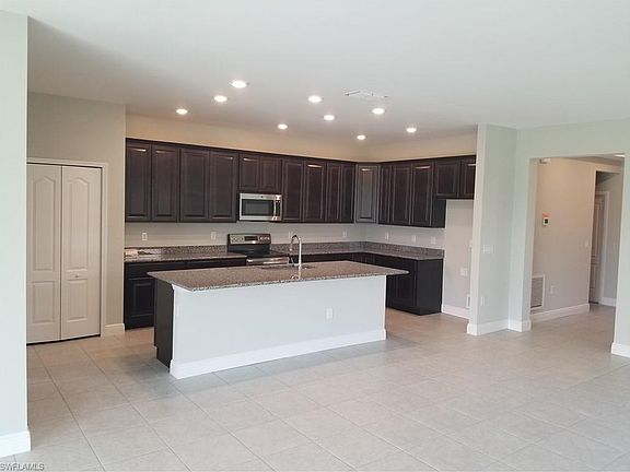 5th image of 805 NW 37th Pl