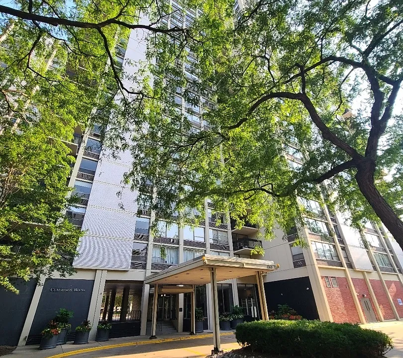 1360 N Sandburg Ter #410