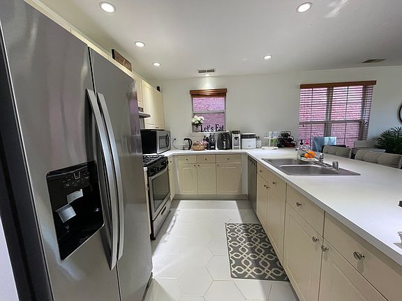 5th image of 1443 N Larrabee St #B