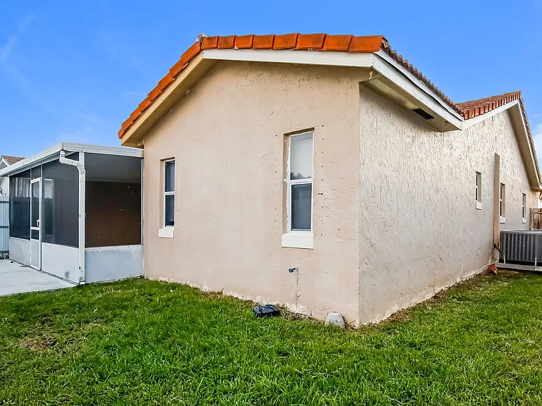 1739 SW 138th Ave — Photo 15