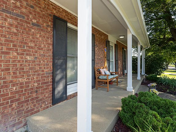 4th image of 3442 Queensway Dr