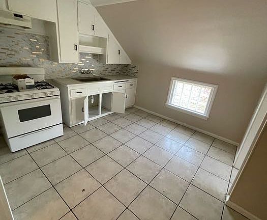 3rd image of 3900 Bucyrus Ave #2