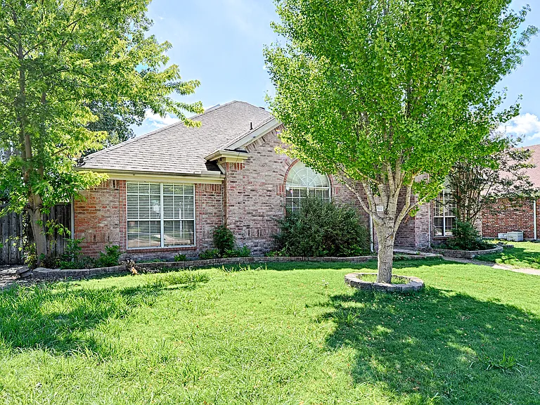 7512 Vineyard Dr — Photo 2