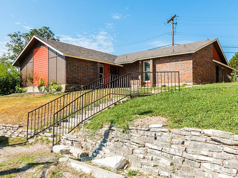 1902 Valley Hill Cir #B — Photo 3