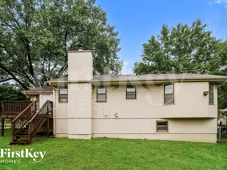 804 NE Karapat Dr — Photo 17