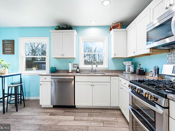 5th image of 1960 Erica Rd